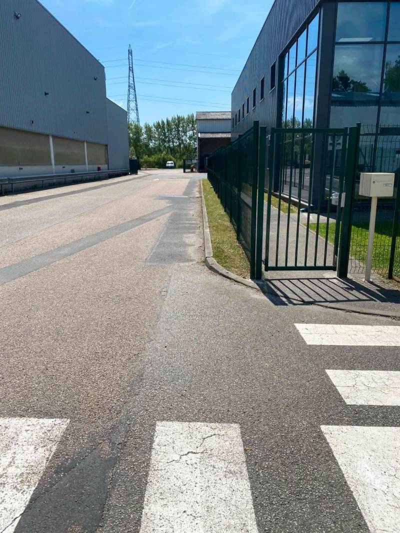Entretien des abords et bordures le long d'une clôture en Seine-Maritime (76)