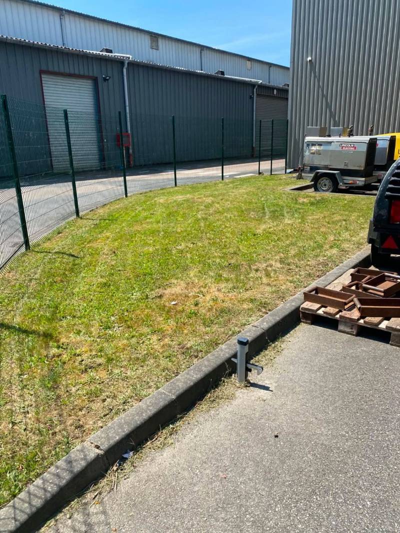 Pelouse tondue et espace vert entretenu par BUSATI PAYSAGISTE en Seine-Maritime (76)